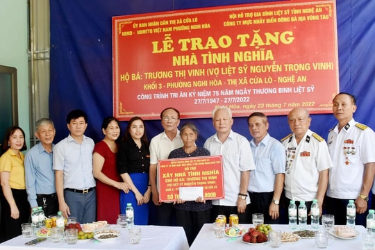 Trao 210 triệu đồng hỗ trợ xây dựng nhà tình nghĩa ở thị xã Cửa Lò