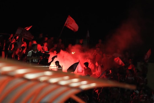 Pháo sáng đã bị dập ngay khi vừa xuất hiện trên sân Vinh