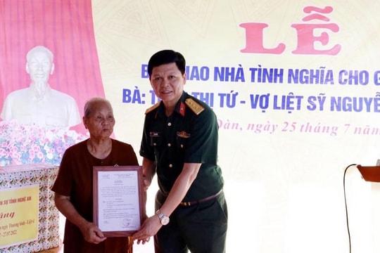 Bộ Tư lệnh Quân khu 4 bàn giao Nhà tình nghĩa cho thân nhân liệt sĩ tại Nam Đàn 