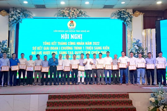 Khen thưởng các đơn vị xuất sắc trong 'Tháng Công nhân năm 2022' và giai đoạn 1 Chương trình '1 triệu sáng kiến'