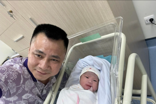 NSND Tự Long xúc động làm thơ đón con trai chào đời