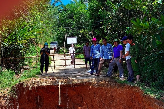 Hàng trăm người dân Kỳ Sơn vẫn đang bị chia cắt do sạt lở đường