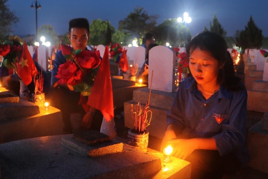 Tuổi trẻ Nghệ An thắp sáng 11 nghìn ngọn nến tri ân các anh hùng liệt sĩ