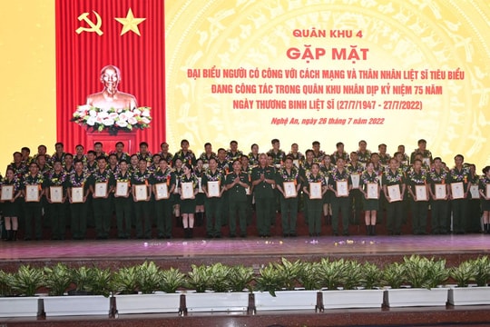 Gặp mặt đại biểu người có công với cách mạng và thân nhân liệt sĩ tiêu biểu đang công tác trong lực lượng vũ trang Quân khu 4