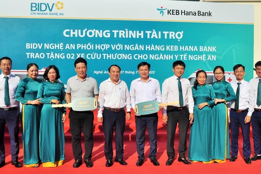 BIDV Nghệ An phối hợp với Ngân hàng KEB Hana Bank trao 2 xe cứu thương cho ngành Y tế 