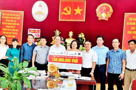 Ngành ngân hàng ở Nghệ An trao 150 triệu đồng hỗ trợ thân nhân liệt sỹ 