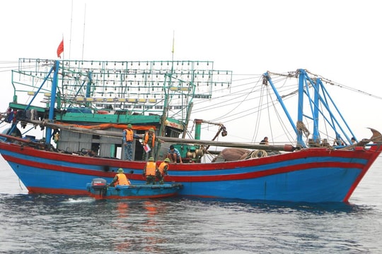 Nghệ An xử phạt thêm 2 tàu cá đánh bắt vi phạm Luật Thủy sản