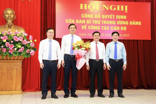 Trao quyết định chuẩn y đồng chí Hoàng Nghĩa Hiếu giữ chức Phó Bí thư Tỉnh ủy Nghệ An