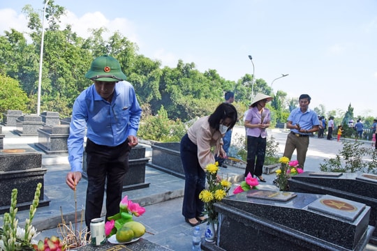 Đoàn công tác Ủy ban Khoa học Công nghệ và Môi trường của Quốc hội tưởng niệm các Anh hùng liệt sĩ tại Nghệ An