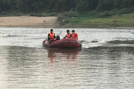 Tìm kiếm thi thể nam sinh lớp 10 bị đuối nước khi tắm sông giữa trưa