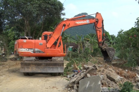 Dân bản Pha hiến đất mở đường xây dựng nông thôn mới