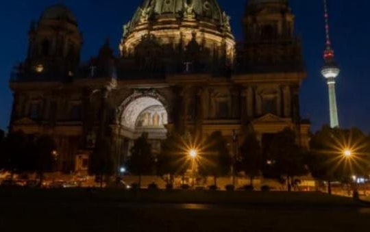 Đức tắt đèn, khóa nước nóng ở nơi công cộng để dự trữ năng lượng cho mùa Đông