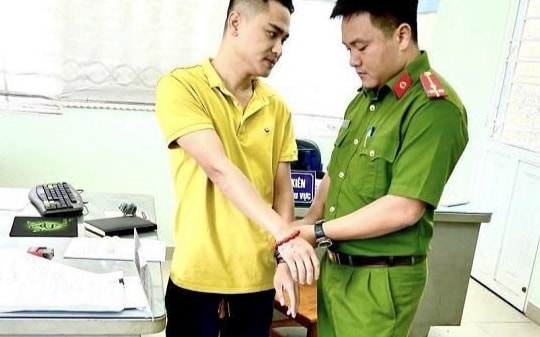Bắt cựu cán bộ công an trại giam lừa đảo gần 1 tỷ đồng rồi bỏ trốn