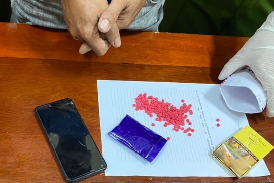 Bắt đối tượng tàng trữ 200 viên ma tuý tổng hợp