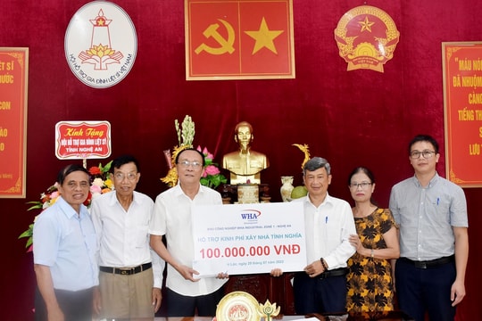 Trao 100 triệu đồng hỗ trợ xây dựng nhà tình nghĩa cho thân nhân liệt sỹ