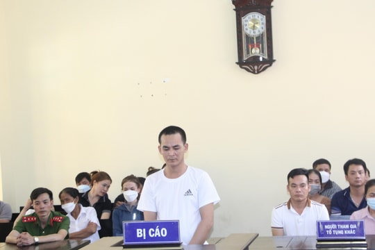 Cầm dao chém chủ nhà, đổ xăng đốt tài sản người làng