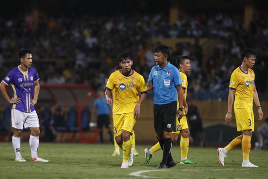 Huấn luyện viên Nguyễn Huy Hoàng không hài lòng với quyết định của trọng tài 