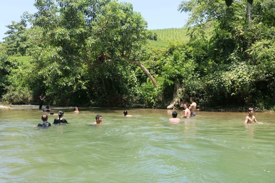 Khe suối vùng biên hấp dẫn du khách ngày nắng nóng