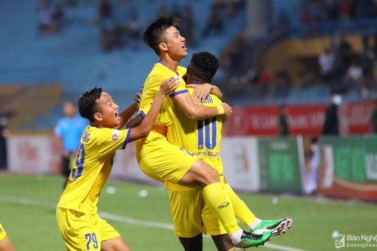 Sông Lam Nghệ An và chuyện thi đấu thiếu người