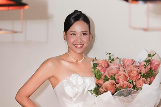 Hoa hậu Dương Mỹ Linh chuẩn bị lên xe hoa