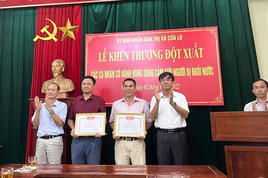 Khen thưởng Bí thư phường dũng cảm cứu 3 trẻ đuối nước ở biển Cửa Lò