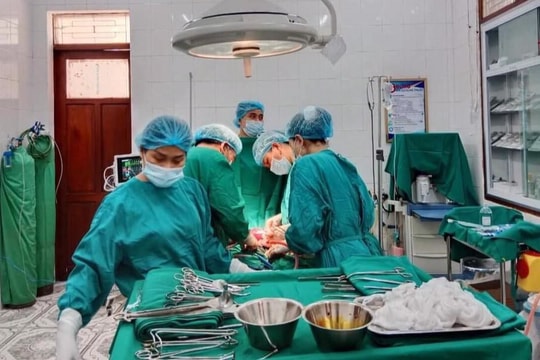 Trung tâm Y tế Kỳ Sơn phẫu thuật bóc nhân xơ cổ tử cung cho bệnh nhân người Lào 