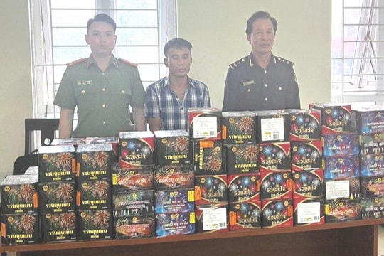 Bắt giữ đối tượng mua bán hơn 1,5 tạ pháo lậu