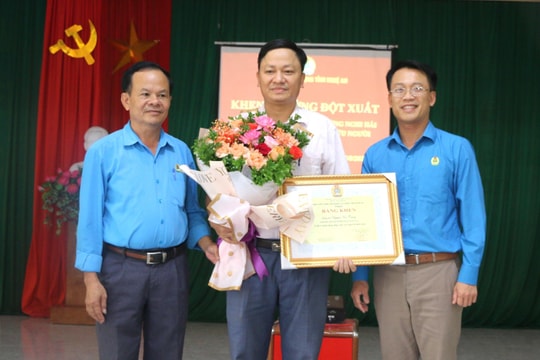 Liên đoàn Lao động Nghệ An tặng Bằng khen cho đoàn viên dũng cảm cứu 6 cháu nhỏ bị đuối nước