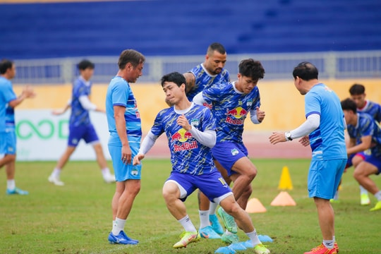 Hoàng Anh Gia Lai nhận 'hat-trick' giải thưởng trong tháng 7 V.League 2022; Thắng đậm U18 Myanmar, U18 nữ Việt Nam vào chung kết Đông Nam Á