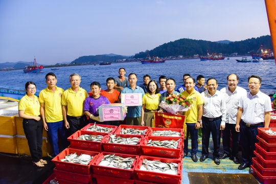 Lãnh đạo Hội Nông dân tỉnh thăm, tặng quà ngư dân Cửa Lò