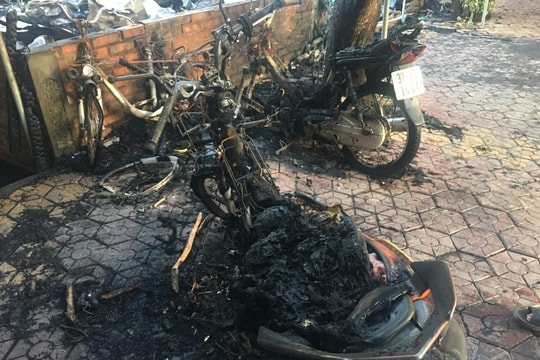 Cháy nhà hàng, 4 xe máy, xe đạp bị thiêu rụi