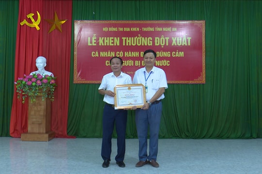  Trao tặng Bằng khen của Chủ tịch UBND tỉnh cho Bí thư Đảng ủy phường dũng cảm cứu người bị đuối nước