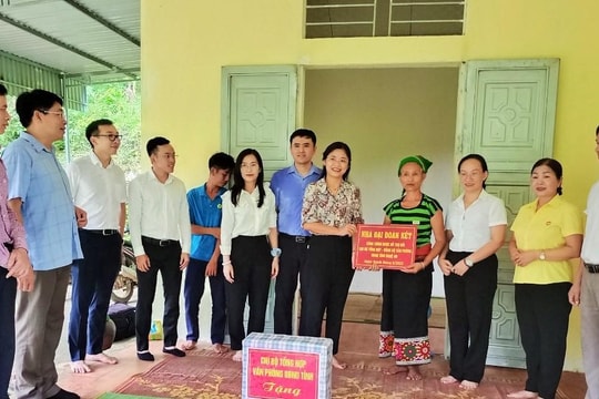 Văn phòng UBND tỉnh Nghệ An trao nhà 'Đại đoàn kết' tại huyện Quế Phong