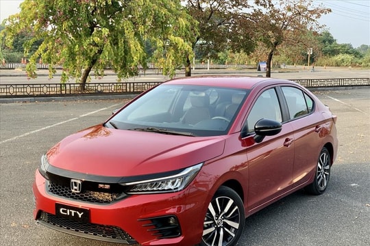 Hàng loạt xe ô tô giảm giá 'khủng' tới hàng trăm triệu đồng trong tháng Ngâu