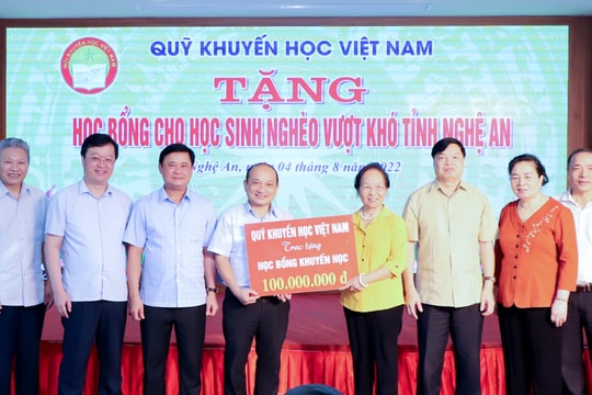 Quỹ Khuyến học Việt Nam tặng học bổng cho học sinh nghèo vượt khó tỉnh Nghệ An