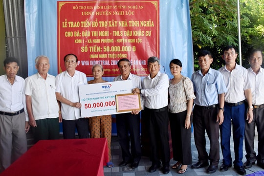 Trao 50 triệu đồng hỗ trợ xây dựng nhà tình nghĩa cho thân nhân liệt sĩ ở Nghi Lộc