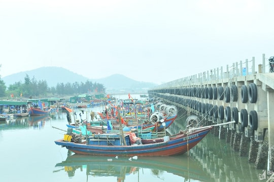 Cử tri huyện Nghi Lộc kiến nghị nạo vét luồng lạch dự án Khu neo đậu tàu thuyền tại xã Nghi Quang