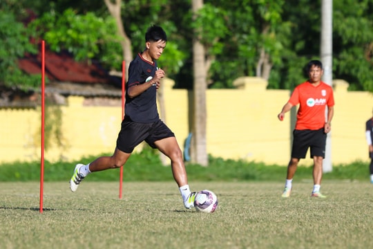 Tiền vệ Trần Nam Hải của SLNA được đôn lên đội 1