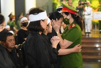 Hình ảnh người thân, đồng đội tiễn biệt 3 cảnh sát chữa cháy