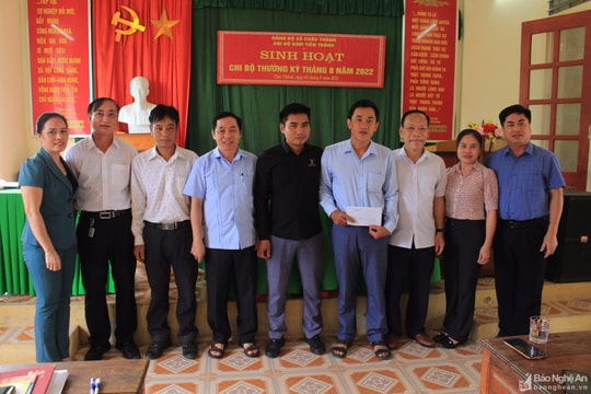 Phó Trưởng ban Tổ chức Tỉnh ủy dự sinh hoạt chi bộ xóm Tiến Thành (Quỳ Hợp)