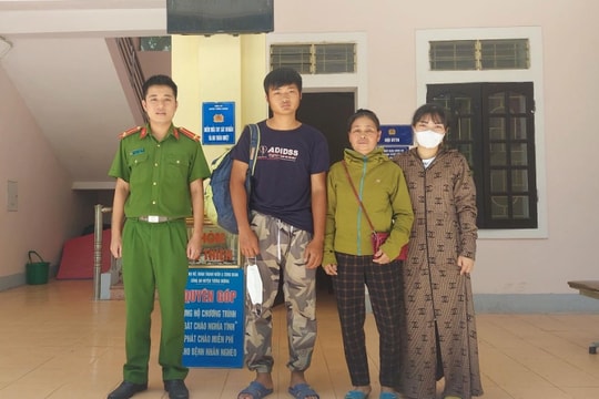 Nghệ An: Xúc động khoảnh khắc gặp lại người thân sau 10 năm thất lạc ở nước ngoài