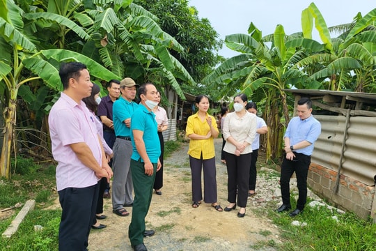 Đoàn giám sát của Ban Đại diện Hội đồng quản trị Ngân hàng Chính sách xã hội làm việc tại Nghệ An