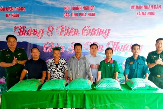 Tặng hơn 120 suất quà cho đồng bào nghèo biên giới ở Kỳ Sơn