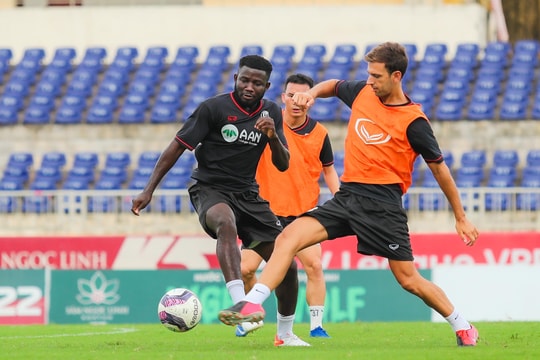 Buổi tập đầu tiên của ngoại binh người Tây Ban Nha ở Sông Lam Nghệ An