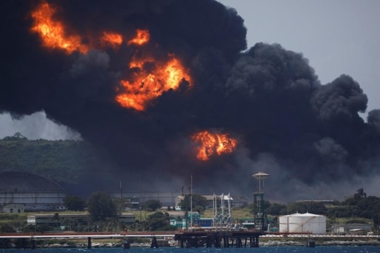 Cuba chạy đua với thời gian để ngăn đám cháy lớn lan rộng ở khu bể chứa dầu