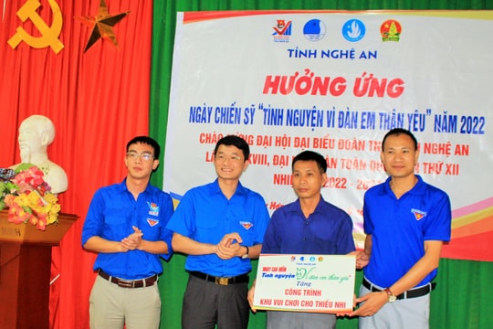 Tỉnh đoàn Nghệ An tổ chức ngày cao điểm 'Tình nguyện vì đàn em thân yêu'
