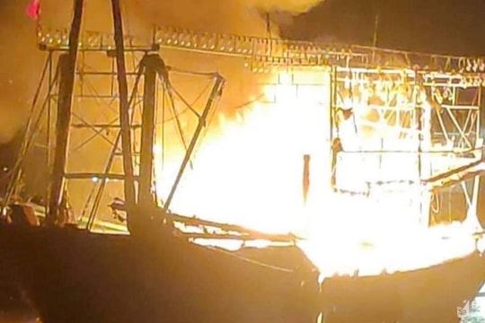  Một tàu cá của ngư dân bị lửa thiêu rụi khi neo đậu gần bờ