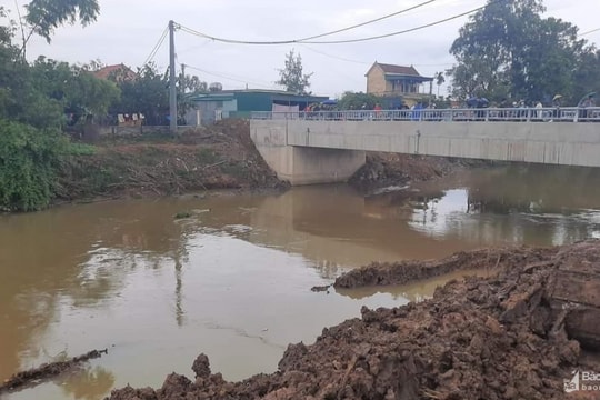 Cháu bé 2 tuổi ngã xuống kênh nhà Lê mất tích