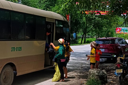 Bến xe miền núi Nghệ An vắng tanh, xe vô tư đón trả khách dọc đường