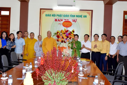Ủy ban Mặt trận Tổ quốc tỉnh Nghệ An chúc mừng Ban Trị sự Giáo hội Phật giáo nhân dịp lễ Vu Lan 